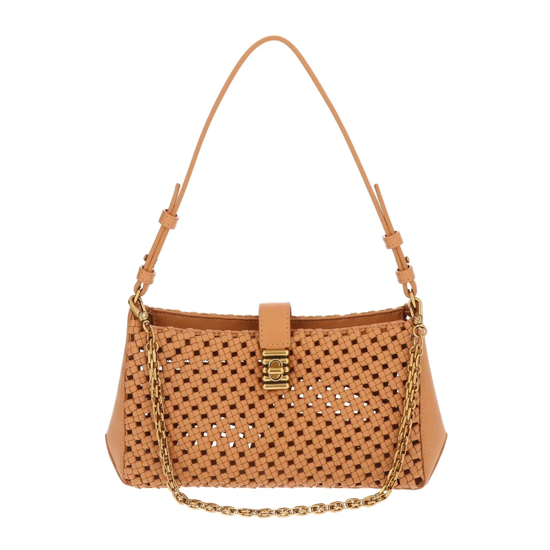 CHARLES KEITH 縷空鏈帶手提包，NT3,190。