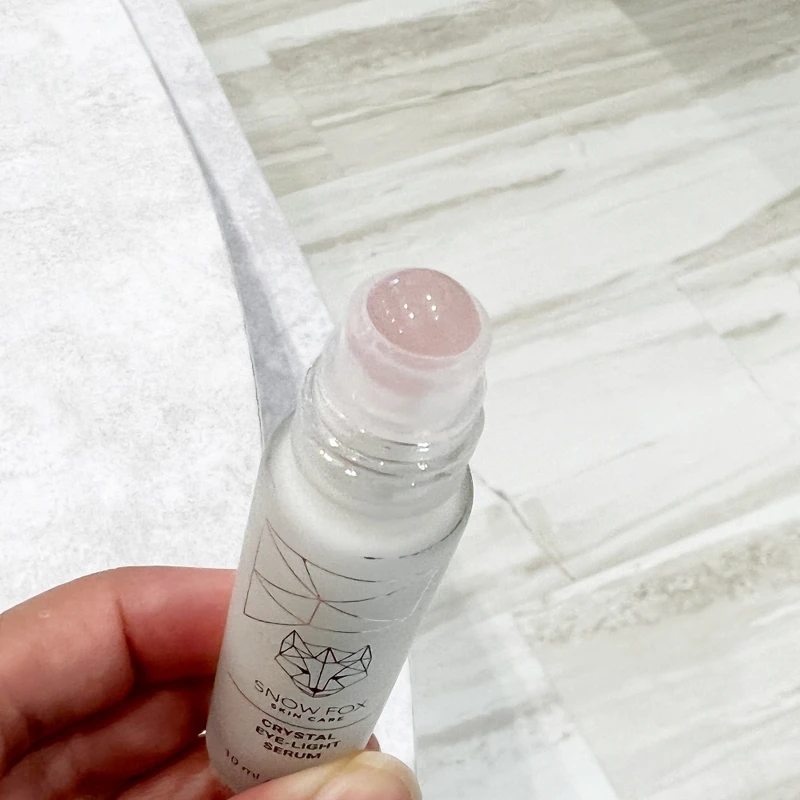 Snow Fox水晶眼部精華液使用粉晶滾珠。 Snow Fox水晶眼部精華液使用粉晶滾珠。