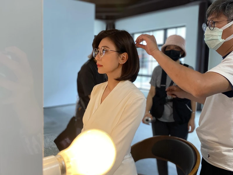 正能量女神賈靜雯曝歲月給的禮物,強調40+更要視時不惑。〔圖/寶島眼鏡〕 正能量女神賈靜雯曝歲月給的禮物,強調40+更要視時不惑。〔圖/寶島眼鏡〕