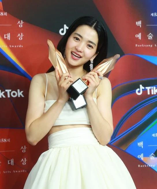 金泰梨 百想藝術大賞首度封后並拿人氣獎 金泰梨 百想藝術大賞首度封后並拿人氣獎