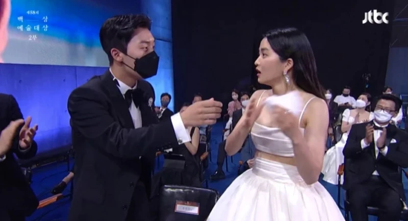 金泰梨與崔顯旭搞笑互動 金泰梨與崔顯旭搞笑互動