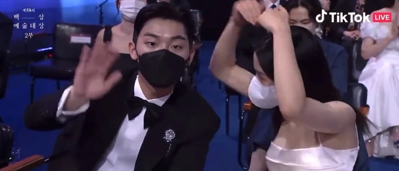 金泰梨指導崔顯旭對鏡頭比愛心 金泰梨指導崔顯旭對鏡頭比愛心