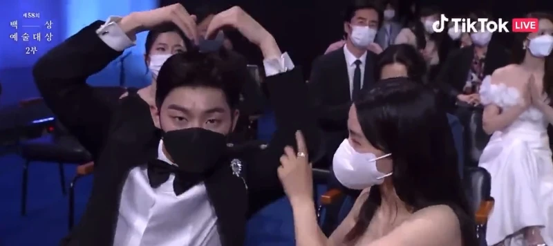 崔顯旭依照金泰梨指令動作 崔顯旭依照金泰梨指令動作