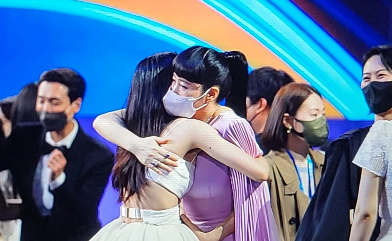 金憓秀給金泰梨愛的抱抱 金憓秀給金泰梨愛的抱抱