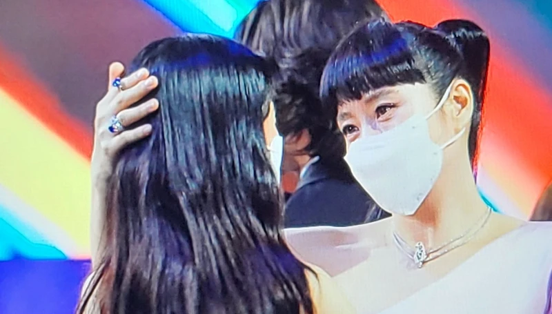 金憓秀似乎相當疼愛金泰梨 金憓秀似乎相當疼愛金泰梨