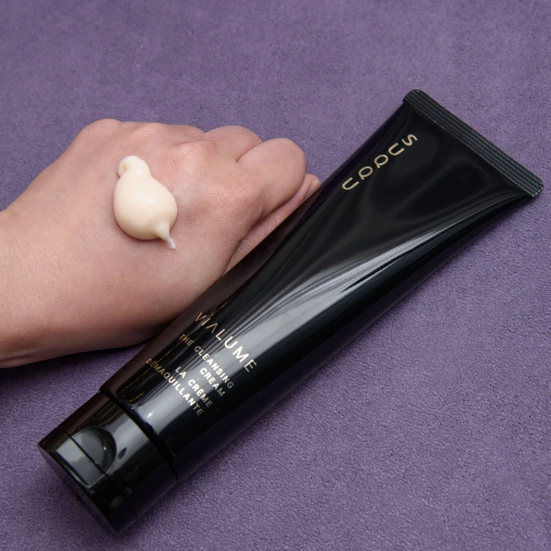 SUQQU絕緻晶艷潤采潔膚霜是SUQQU最頂級卸妝產品，有著淡粉紅乳霜質地。