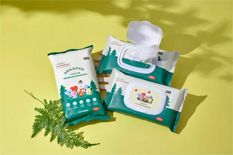 NARUKO茶樹神奇溫柔卸妝-BT21包裝情境圖。 NARUKO茶樹神奇溫柔卸妝-BT21包裝情境圖。