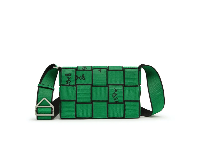 織帶Logo刺繡斜背包,NT 79,700 織帶Logo刺繡斜背包,NT 79,700