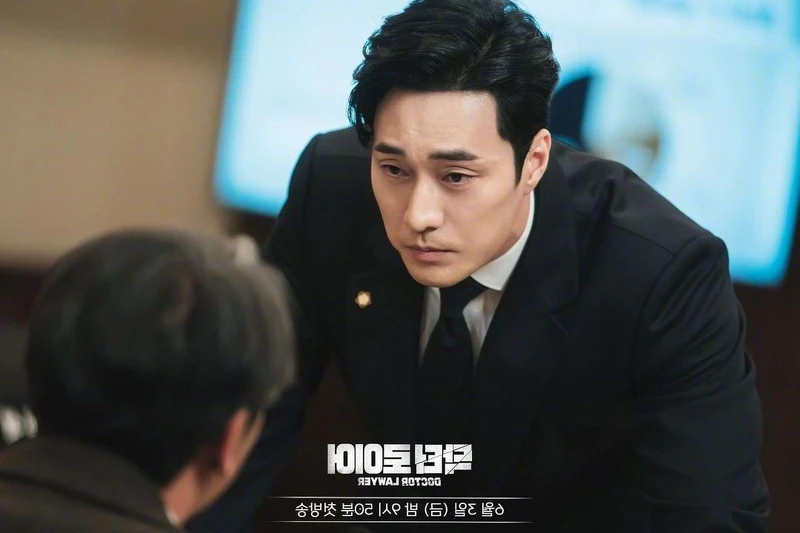 蘇志燮新劇《Dr. Lawyer》黑色西裝造型 蘇志燮新劇《Dr. Lawyer》黑色西裝造型