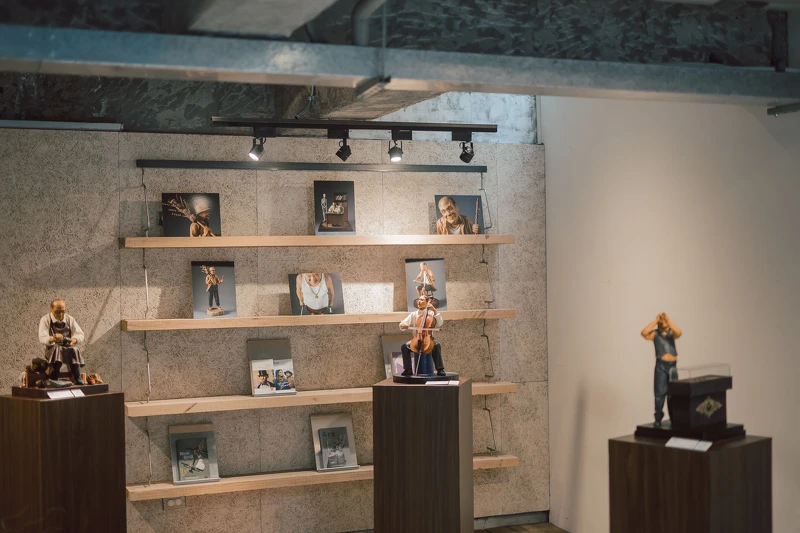 將眾多精彩作品與同樣是職人作品系列的精選照片共同擺設一起，呼應人間喜劇、眾生面容