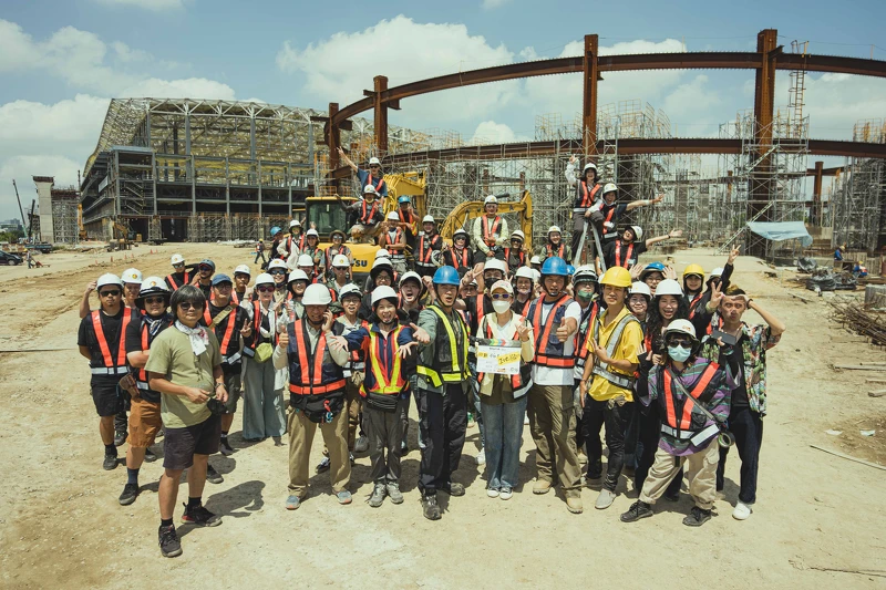 《做工的人 電影版》歷經48天拍攝期於日前順利殺青,圖為劇組在台中國際會展中心工地殺青大合照。 《做工的人 電影版》歷經48天拍攝期於日前順利殺青,圖為劇組在台中國際會展中心工地殺青大合照。