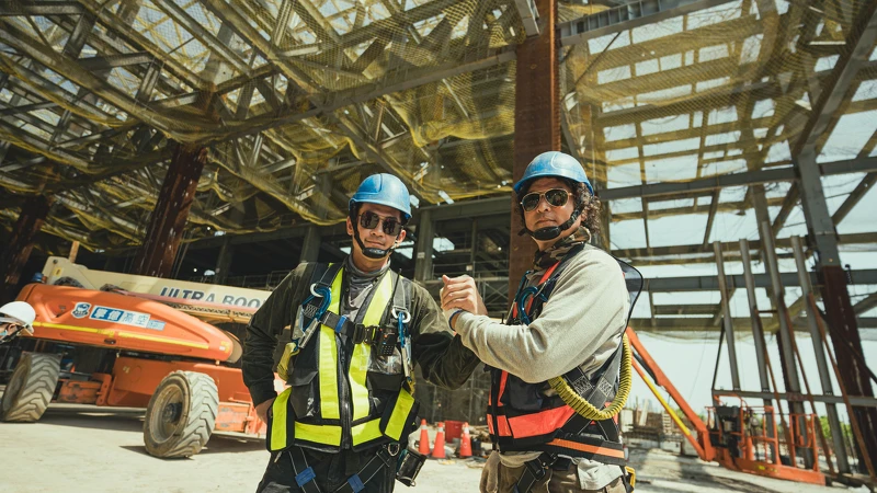 李銘順(右)、柯叔元在《做工的人 電影版》重現鐵工魂,戴墨鏡帥氣上工。 李銘順(右)、柯叔元在《做工的人 電影版》重現鐵工魂,戴墨鏡帥氣上工。