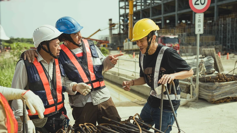 薛仕凌(右起)、李銘順、游安順再度合體拍《做工的人 電影版》,詮釋影集版的8年前「噗嚨共」3人組如何相識的時光。 薛仕凌(右起)、李銘順、游安順再度合體拍《做工的人 電影版》,詮釋影集版的8年前「噗嚨共」3人組如何相識的時光。