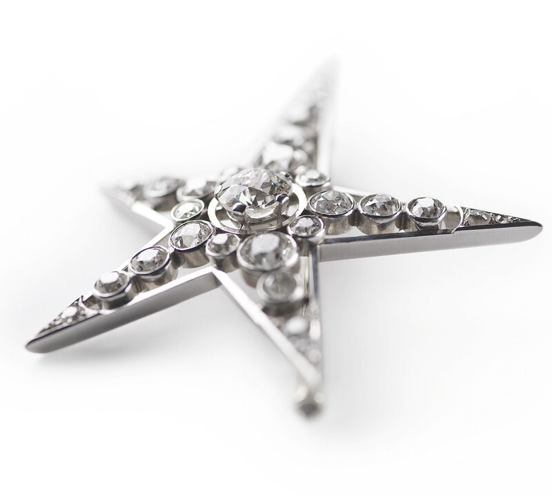 1932年香奈兒女士創作的《Bijoux de Diamants》鑽石珠寶系列作品 1932年香奈兒女士創作的《Bijoux de Diamants》鑽石珠寶系列作品