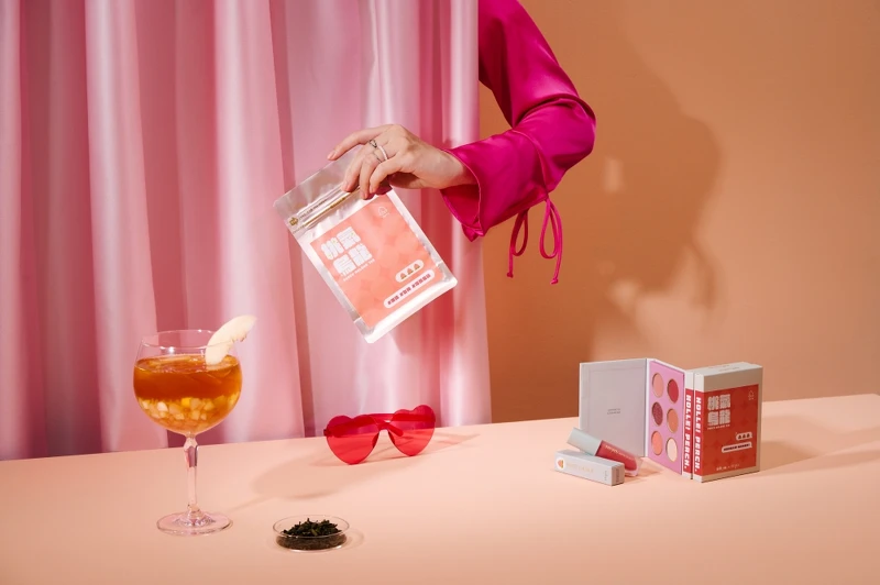 美妝跨界聯名再出奇招！FreshO2 X喫茶小舖將潮感女神系彩妝化身「喝的桃氣烏龍」。