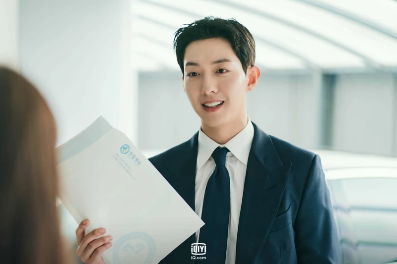 李正信飾演律師都秀赫 李正信飾演律師都秀赫