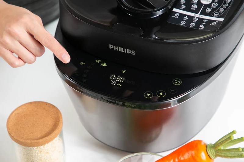 最新一代的黑小萬「快速洩壓智慧萬用鍋」,直覺式操作介面相當輕鬆。 最新一代的黑小萬「快速洩壓智慧萬用鍋」,直覺式操作介面相當輕鬆。