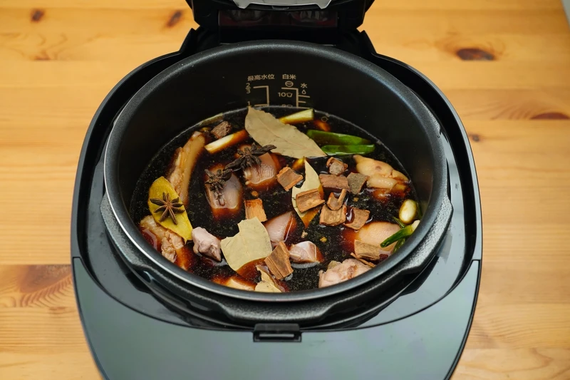 黑小萬滷豬腳。 黑小萬滷豬腳。