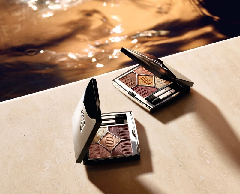 2022全新迪奧經典五色眼影夏妝限量版情境圖。 2022全新迪奧經典五色眼影夏妝限量版情境圖。