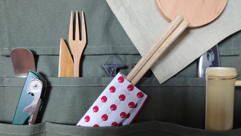 大叔的餐具袋,工具相當齊全。 大叔的餐具袋,工具相當齊全。