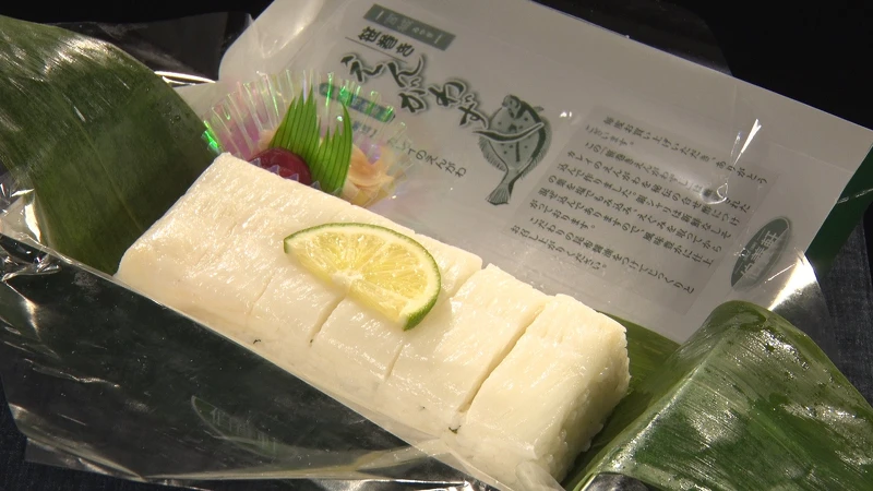 第二集出現的竹葉卷背鯕肉壽司壽司(笹巻きえんがわずし)。 第二集出現的竹葉卷背鯕肉壽司壽司(笹巻きえんがわずし)。