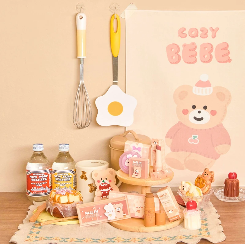 I’M MEME經典熱銷產品X韓國文創品牌Malling Booth推出Fall in sweets超萌甜點聯名彩妝。 I’M MEME經典熱銷產品X韓國文創品牌Malling Booth推出Fall in sweets超萌甜點聯名彩妝。