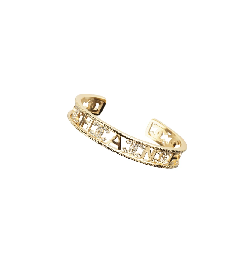 金屬水晶鑲飾雙C logo手環,NT$29,500 金屬水晶鑲飾雙C logo手環,NT$29,500