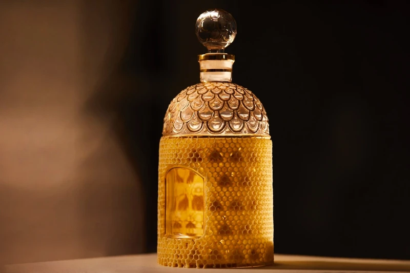 嬌蘭藝術聯名版經典蜂印瓶香水情境圖。