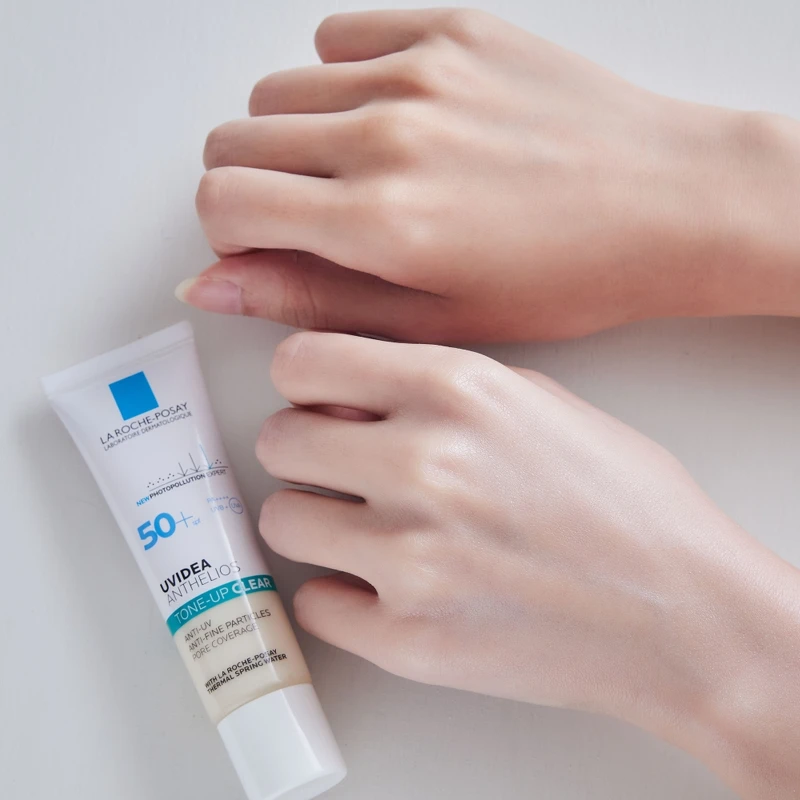 理膚寶水全護極致抗油光防曬亮白乳UVA PRO SPF50+PA++++新品質地使用對比圖，上面未使用、下面手使用。