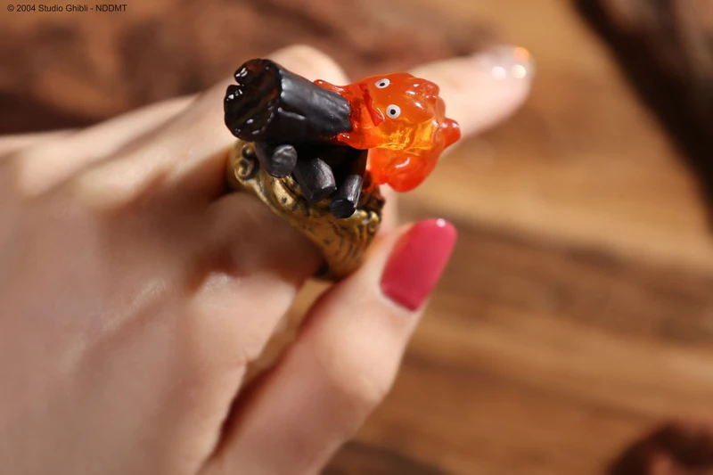 新品【百態精選 霍爾的移動城堡 卡西法戒指】讓卡西法攀在手上,可向另一半獻上火熱愛意。 新品【百態精選 霍爾的移動城堡 卡西法戒指】讓卡西法攀在手上,可向另一半獻上火熱愛意。