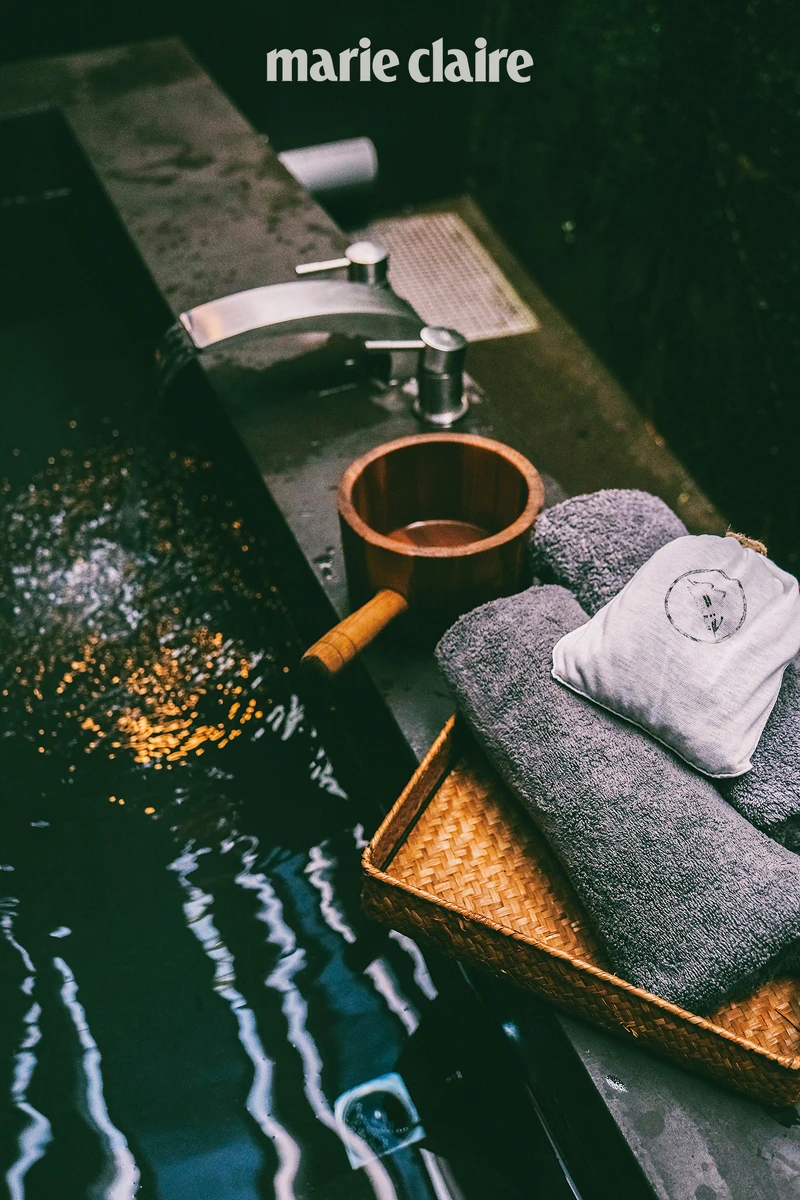 始生態牆搭配寬闊的浴池,湯包則是特地以中藥調製的配方。 始生態牆搭配寬闊的浴池,湯包則是特地以中藥調製的配方。