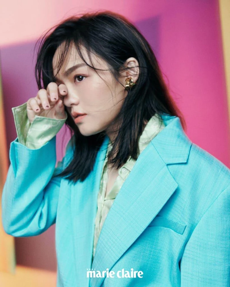 水藍色西裝外套、薄荷綠襯衫，all by Sandro；金色耳扣，SWEETLIMEJUICE。