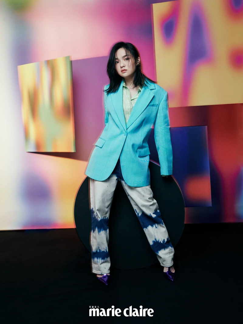 水藍色西裝外套、薄荷綠襯衫、渲染丹寧褲，all by Sandro；紫色高跟鞋，Christian Louboutin；金色耳扣，SWEETLIMEJUICE。