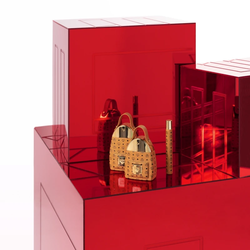 MCM 經典背包淡香精情境圖。