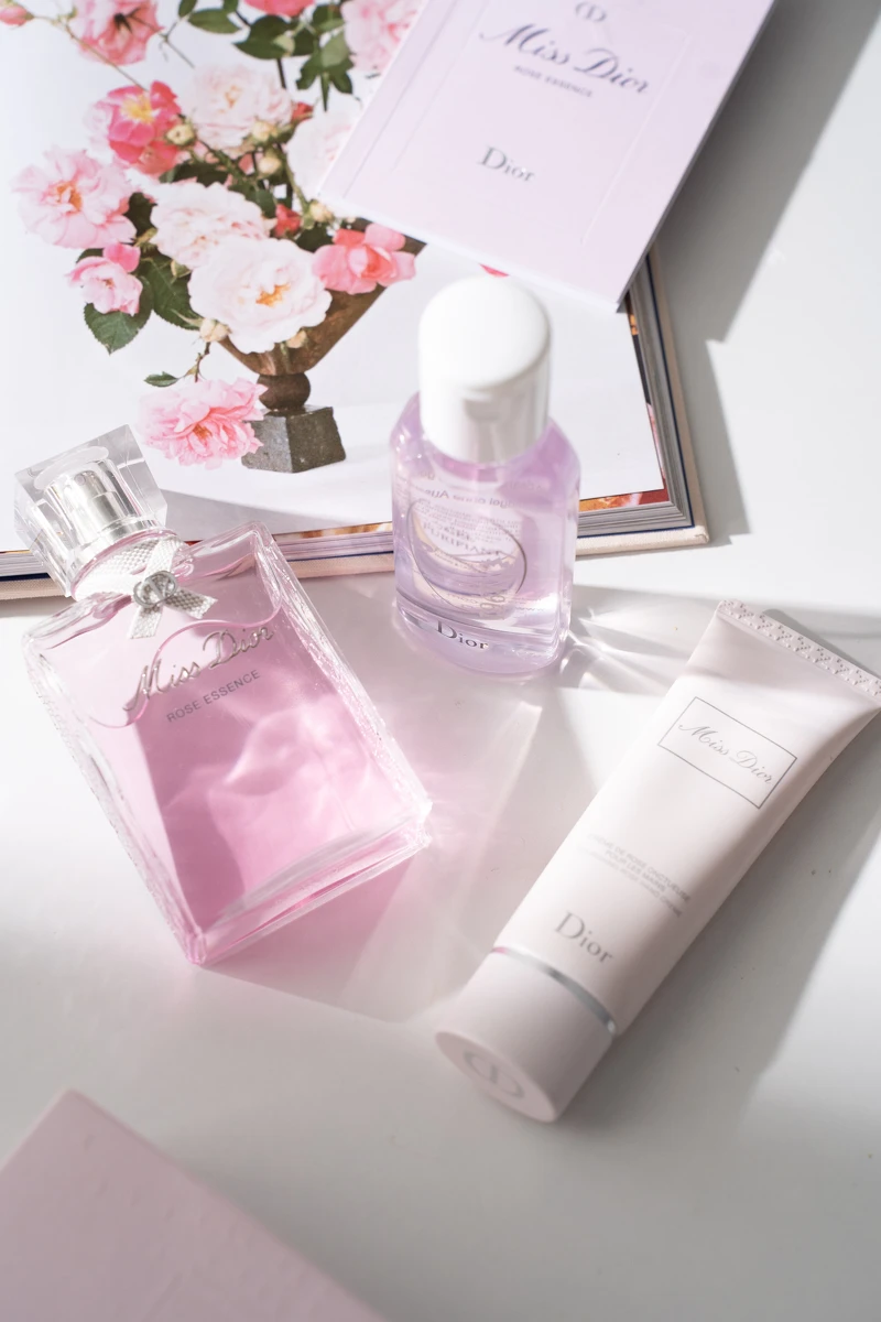 無比珍稀格拉斯五月玫瑰幻化MISS DIOR玫瑰珍釀香氛,搭配MISS DIOR玫瑰護手霜+絕美DIOR乾洗手贈禮,完全神級居家美物只在DIOR官網獨家珍藏。 無比珍稀格拉斯五月玫瑰幻化MISS DIOR玫瑰珍釀香氛,搭配MISS DIOR玫瑰護手霜+絕美DIOR乾洗手贈禮,完全神級居家美物只在DIOR官網獨家珍藏。