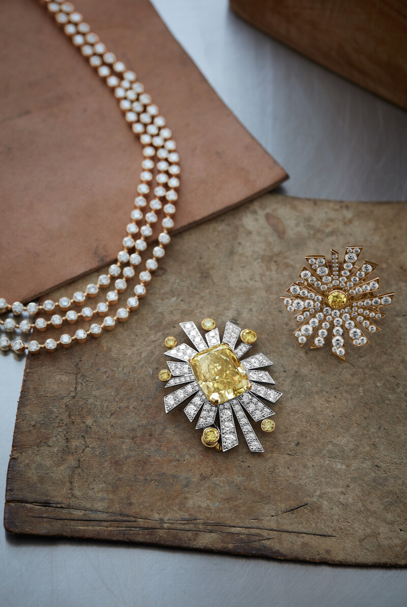 Soleil 19 Août 項鍊以白金及黃金與白鑽及黃鑽組成，鑲嵌一顆22.10克拉的枕形切割艷彩黃鑽，可拆卸轉換成戒指。