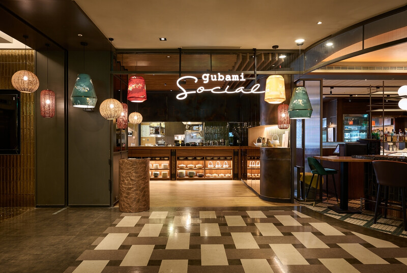 以湖水綠色系作為 gubami Social 的基本色調,入口處有以台灣客家花布製作而成的燈罩。 以湖水綠色系作為 gubami Social 的基本色調,入口處有以台灣客家花布製作而成的燈罩。