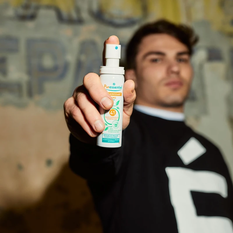 法國國家橄欖球隊隊長安東尼季朋(Antoine Dupont)與Puressentiel璞萃41精油舒敏淨化抗菌噴霧。 法國國家橄欖球隊隊長安東尼季朋(Antoine Dupont)與Puressentiel璞萃41精油舒敏淨化抗菌噴霧。