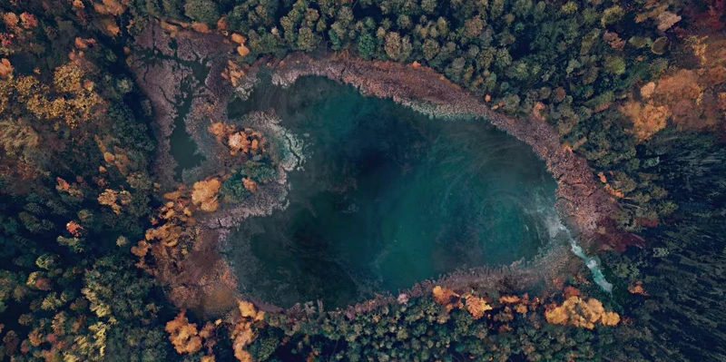 《吉巴羅》中的心臟形狀湖泊 《吉巴羅》中的心臟形狀湖泊
