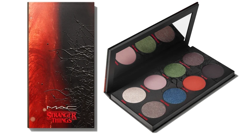 M.A.C X STRANGER THINGS怪奇物語聯名八色眼影盤(#虛空維度),NT1,900。 M.A.C X STRANGER THINGS怪奇物語聯名八色眼影盤(#虛空維度),NT1,900。