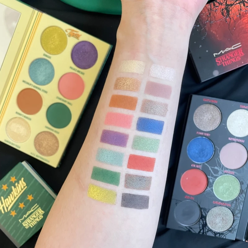 M.A.C X STRANGER THINGS怪奇物語聯名八色眼影盤(#1986霍金斯高校、#虛空維度)手部試色。 M.A.C X STRANGER THINGS怪奇物語聯名八色眼影盤(#1986霍金斯高校、#虛空維度)手部試色。