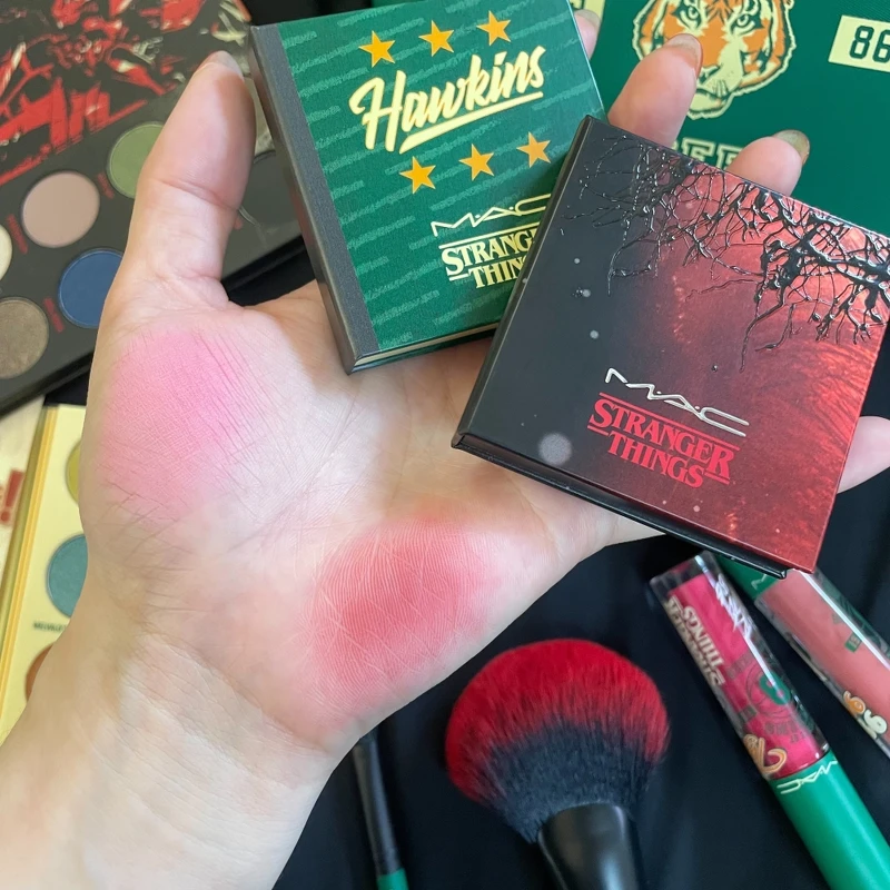 M.A.C X STRANGER THINGS怪奇物語聯名時尚腮紅(#FriendsDon’tLie、#He Likes It Cold)手部試色。 M.A.C X STRANGER THINGS怪奇物語聯名時尚腮紅(#FriendsDon’tLie、#He Likes It Cold)手部試色。