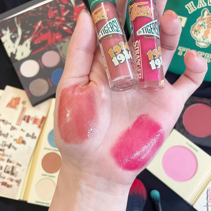 M.A.C X STRANGER THINGS怪奇物語聯名晶亮魔唇(#EerieEl、#ExcellentErica)手部試色。 M.A.C X STRANGER THINGS怪奇物語聯名晶亮魔唇(#EerieEl、#ExcellentErica)手部試色。