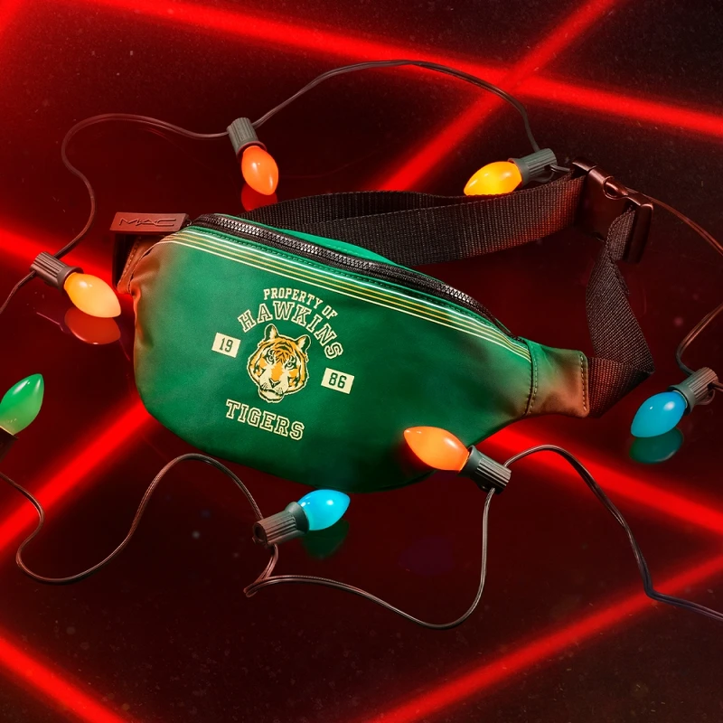 M.A.C怪奇物語聯名系列滿額贈-霍金斯高校腰包。 M.A.C怪奇物語聯名系列滿額贈-霍金斯高校腰包。