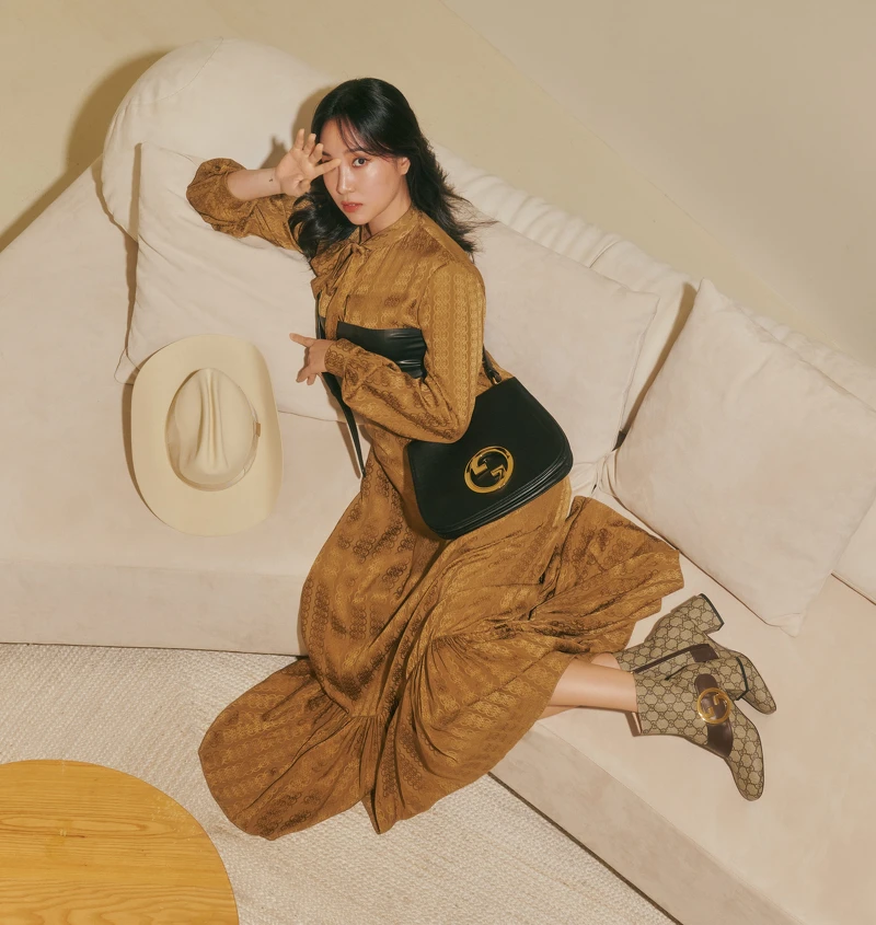 Gucci Blondie系列黑色皮革中號肩背包NT94,600、條紋連衣裙NT110,000、黑色平口上衣NT29,000、GG緹花高跟靴NT40,700、米色緞帶牛仔帽NT27,000。