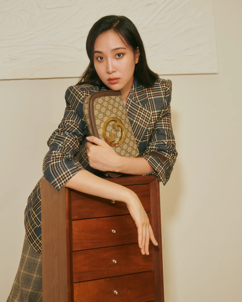 Gucci Blondie系列GG緹花肩背包NT86,400、亞麻拼帆布西裝外套NT107,000、亞麻拼帆布直筒褲NT38,500、黑色厚底高跟鞋NT36,600。