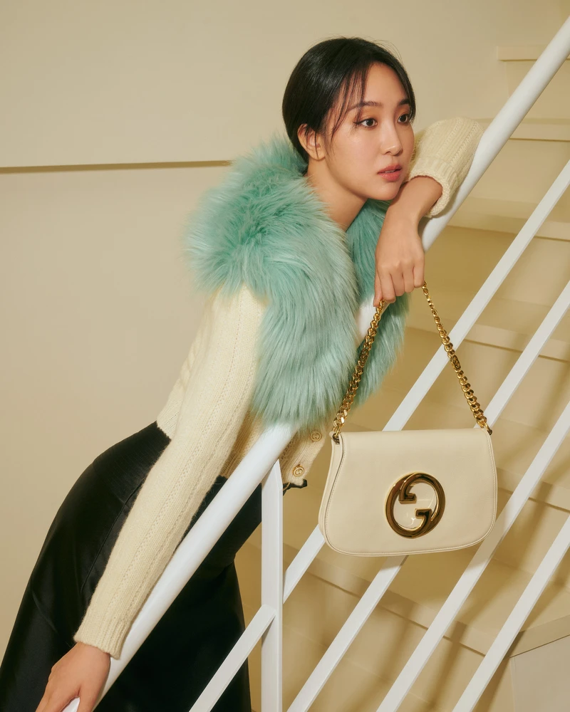 Gucci Blondie白色皮革小號肩背包NT102,800、羊毛V 領針織衫NT84,000、黑色絲綢半身裙NT64,000。