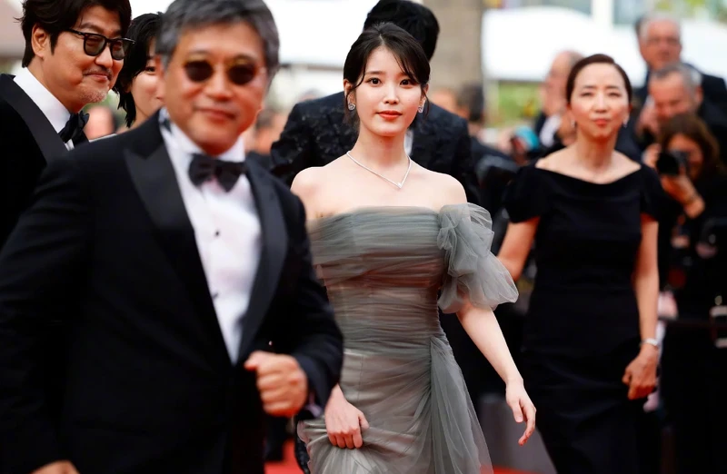 IU踏上2022坎城紅毯受矚目