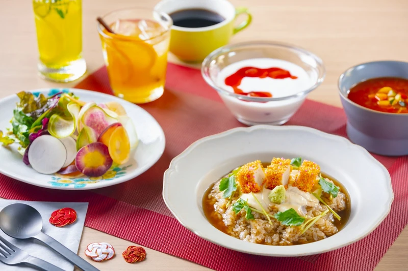 OMO Café 提供「加賀棒茶」與「麵麩燴飯」。 OMO Café 提供「加賀棒茶」與「麵麩燴飯」。