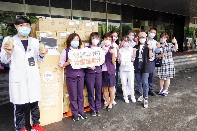 因應新冠肺炎疫情，站在第一線的醫護人員一忙碌就是一整天，時常忘記補充水份與每日五蔬果，純在冷壓蔬果汁團隊特別捐贈健康冷壓蔬果汁，由純在品牌及成功物流夥伴親自送到醫護人員手上。